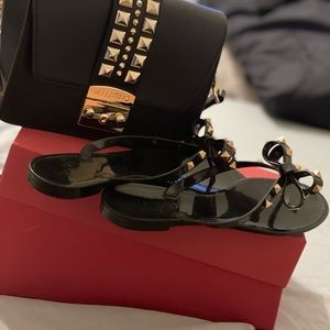 🖤🖤Stylish Valentino Black & Gold  slides w/ Matching Crossbody purse 🖤